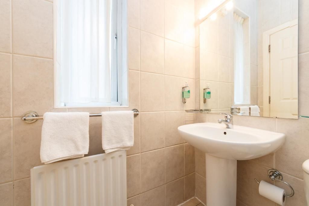 Отели типа «постель и завтрак» Lismar Guest House Дандолк